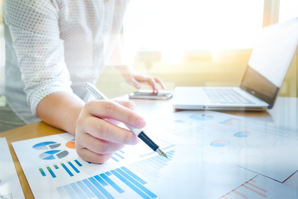Analysing market research reports and charts